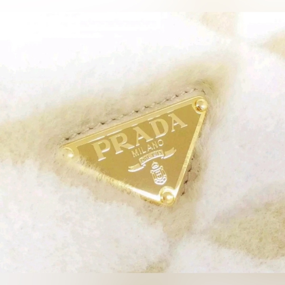 🔥PRADA🔥100%Authentic Prada Re-Edition Shoulder  Shearling Crossbody Bag Rare🔥 - Picture 9 of 15
